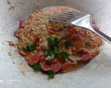 Foto langkah ke 4 dari resep Seblak mie sosis.