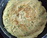 Foto del paso 2 de la receta: Rollo de tortilla de calabacín con queso y pavo