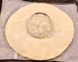 Foto del paso 3 de la receta: Pastel salado de hojaldre con jamón, queso y sésamo “sin gluten”