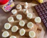 Une image de l'étape 2 de Bouchées glacées banane, beurre de cacahuète, chocolat et coco.