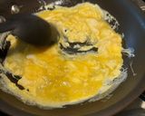 Hình bước làm 1 của món Scramble eggs with cheese