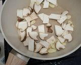 Foto langkah ke 2 dari resep Spaghetti Aglio Olio with King Oyster Mushroom.