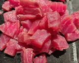 Foto del passaggio 2 della ricetta Bocconcini di tonno alla mediterranea