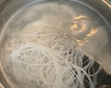 Foto del paso 3 de la receta: Fideos de arroz 🍛 con pollo y verdura 🤤