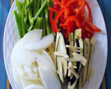Foto del paso 1 de la receta: Fajitas de pechuga de pollo con vegetales y especias varias
