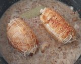 Foto del paso 8 de la receta: Muslitos de pollo relleno de gambas con sepia en salsa de avellanas y cava