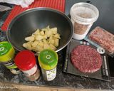 Foto del paso 1 de la receta: Hamburguesa con cubierta de manzana a la cerveza, acompañado de ensalada de aguacate y tomate