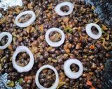 A picture of step 5 of Tawa masaledar kale chanay.