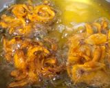 A picture of step 7 of Onion Pakoda.