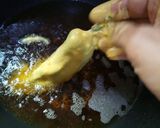 A picture of step 6 of German mirch ke pakorey.