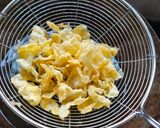 A picture of step 2 of Cornflakes peanut chivda.