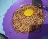 Foto langkah ke 3 dari resep Omelet mie instan.
