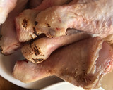 Foto del paso 2 de la receta: Muslitos de pollo con tomate