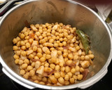 Foto del paso 3 de la receta: Garbanzos guisados con calamares 🦑
