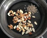 मिक्स ड्राई फ्रूट (बदाम,काजू,अक्रोड) बर्फी/चिक्की mix dryfruit chikki recipe in marathi) रेसिपी स्टेप 1 फोटो 