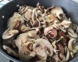 Foto del paso 1 de la receta: Pollo con setas en salsa de cebolla caramelizada