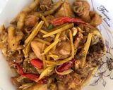 Hình bước làm 2 của món Gà kho gừng