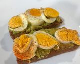 Foto del paso 2 de la receta: Tostadas integrales con aguacate y huevo