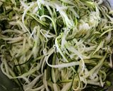 Une image de l'étape 1 de Galettes de courgettes.