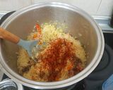 Foto del paso 4 de la receta: Arroz con pollo, zanahoria, maíz, guisantes y salchicha