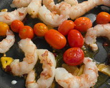 Foto del paso 3 de la receta: Tallarines con gambones y cherries