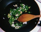 Foto del paso 1 de la receta: Salsa de crema al verdeo fácil