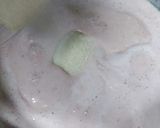 Foto del paso 3 de la receta: Panna cotta de fresa con reducción de jamaica y mezcal