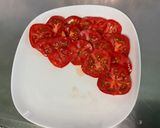 Une image de l'étape 2 de Salade de tomates à l'oignon rouge, jambon blanc, basilic et burrata.