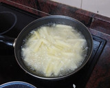 Foto del paso 2 de la receta: Papas fritas con huevo frito, salchichas y salsa de tomate