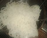 Foto langkah ke 3 dari resep Bihun telur gulung.