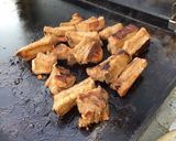 Une image de l'étape 6 de Ribs de porc marinés et grillés à la plancha.