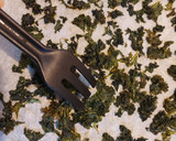 Foto del paso 7 de la receta: Chips de kale sabrosos, saludables y fáciles de preparar