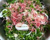 Gambar langkah 5 resipi Kerabu Santan Pucuk Paku & Sotong.