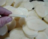 Foto del paso 2 de la receta: Papas al horno con queso y algo más