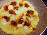 Tortilla abierta con quesos, sobrasada, cherrys y aguacate