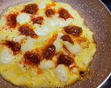 Foto del paso 3 de la receta: Tortilla abierta con quesos, sobrasada, cherrys y aguacate