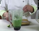 Foto del paso 3 de la receta: Agua de pepino, limón y un toque de perejil
