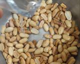 عکس مرحله 1 از دستور بادام زمینی نمکی