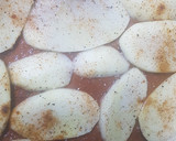 Foto del paso 2 de la receta: Chuletas de cerdo con nata y queso gratinado y patatas al horno
