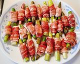 Hình bước làm 2 của món Thịt ba chỉ cuộn măng tây nướng ngũ vị hương