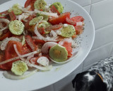 Foto del paso 2 de la receta: Ensalada de tomate con cebolla, alficoz y hueva de merluza salada