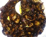 Foto del paso 6 de la receta: Chipirones en su tinta con patatas y berberechos