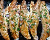 Foto del paso 1 de la receta: Pescado marinado al horno con papines y espárragos