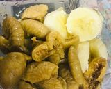 A picture of step 1 of Figs & bananas smoothie.