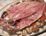 Foto del paso 8 de la receta: Jurel de sangre al horno, con jugos de almejas y tomates