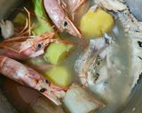 Foto del paso 2 de la receta Dorada al horno con gambones, patata y cebolla