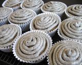 A picture of step 10 of Black Sesame Cupcakes.