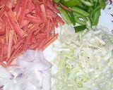 A picture of step 1 of Chicken and vegetable macroni.
