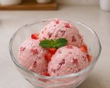 Foto langkah ke 4 dari resep Strawberry Ice Cream Ala Rumahan.