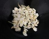 台式蒜片炒香腸的食譜步驟1照片